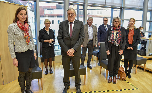 ltlsa/stb Stellvertretende Mitglieder des Landesverfassungsgerichts im Plenarsaal