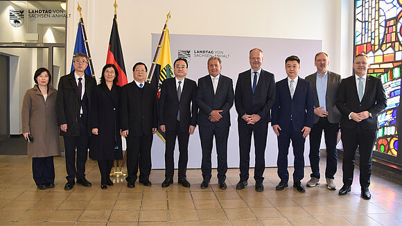 Landtagspräsident Dr. Gunnar Schellenberger und Vizepräsident Wulf Gallert begrüßten eine Regierungsdelegation aus der chinesischen Provinz Heilongjiang.