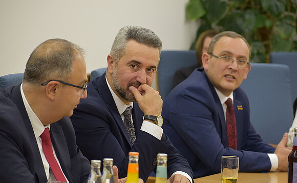 Portrait-Aufnahmen von Mitgliedern der armenischen Delegation