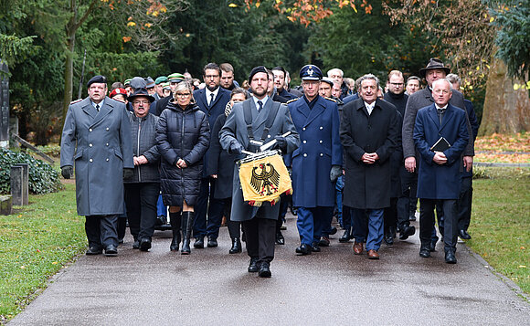 Trauermarsch zur Kranzniederlegung auf dem Magdeburger Westfriedhof am Volkstrauertag.