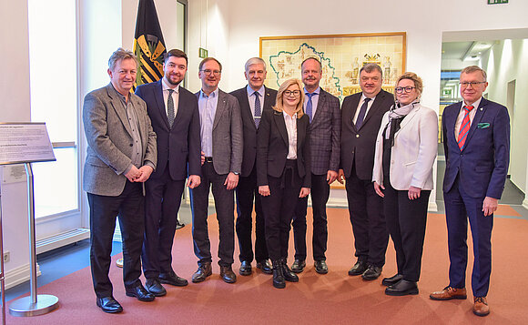 Gruppenfoto: Abgeordnete stehen nebeneinander.
