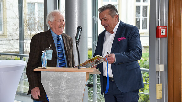 ltlsa/smü Maler Dietrich Genau hatte für den Präsidenten auch ein Präsent im Gepäck (eine Collage).