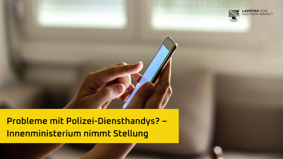 Eine Hand hält ein Smartphone, darüber der Text " Probleme mit Polizei-Diensthandys? – Innenministerium nimmt Stellung"