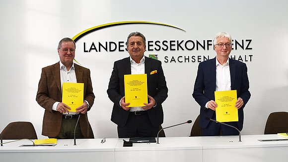 Landtagspräsident Dr. Gunnar Schellenberger (M.) und Staatssekretär Wolfgang Beck (r.) nahmen den Bericht vom Ausschussvorsitzenden Prof. Dr. Henning Flechtner entgegen.