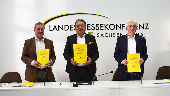 ltlsa/smü Landtagspräsident Dr. Gunnar Schellenberger (M.) und Staatssekretär Wolfgang Beck (r.) nahmen den Bericht vom Ausschussvorsitzenden Prof. Dr. Henning Flechtner entgegen.