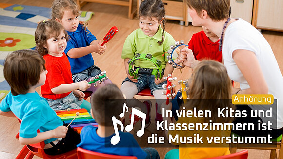 Kinder musizieren in einer Kita gemeinsam mit ihrer Erzieherin.