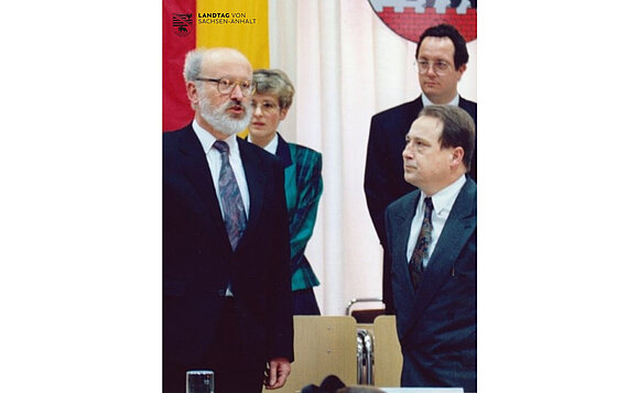 Vereidigung der Landesverfassungsrichter im Plenarsaal am 11. November 1993 durch Dr. Klaus Keitel.