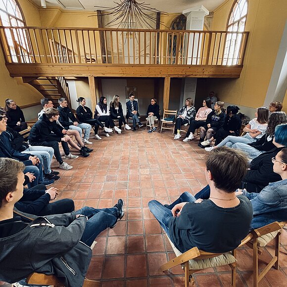 ltlsa/smü Gesprächskreis der Schülerinnen und Schüler mit Eva Umlauf. Sie beantwortete viele Fragen.