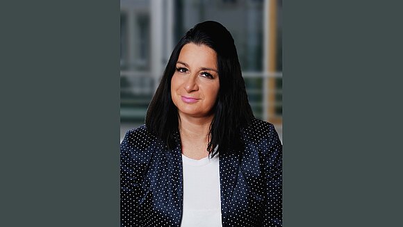 Portraitfoto der AfD-Abgeordneten Nadine Koppehel.