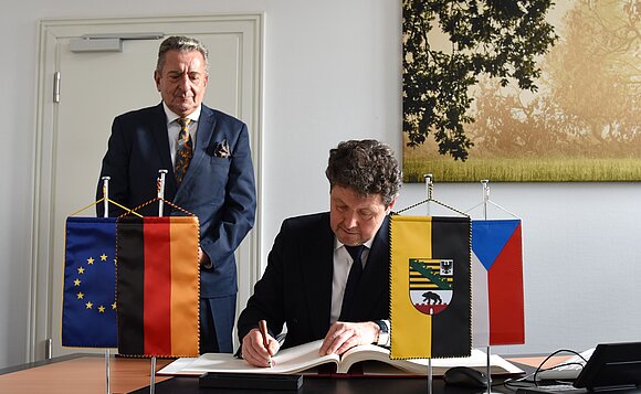 S. E. Jiří Čistecký trug sich ins Gästebuch des Landtags ein.