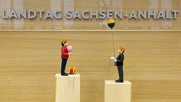 ltlsa/smü Blick auf die beiden Statuetten des Ehrenamts 2023.