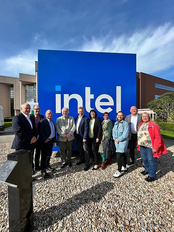 Gruppenfoto vor Intel: Die Mitglieder des Bildungsausschusses informierten sich bei Intel in Irland hinsichtlich der Ansiedlung in Magdeburg.