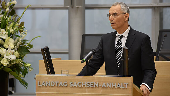 Der Historiker Prof. Dr. Michael Wolffsohn am Rednerpult im Plenarsaal des Landtags von Sachsen-Anhalt.