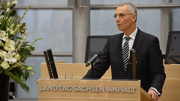 ltlsa/smü Der Historiker Prof. Dr. Michael Wolffsohn am Rednerpult im Plenarsaal des Landtags von Sachsen-Anhalt.