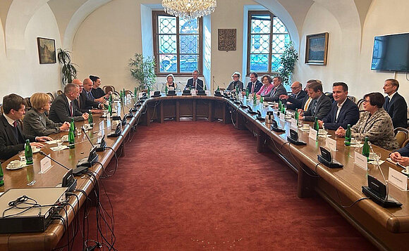 Bei einem zwanglosen Gespräch traf die Delegation auf Mitglieder des Abgeordnetenhauses des Parlaments der Tschechischen Republik.