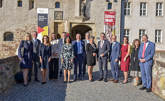 Gruppenbild der Präsidentinnen und Präsidenten der deutschen Landtage vor der Moritzburg.