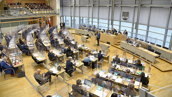 Blick in den vollbesetzten Plenarsaal. Plexiglasabtrennungen sollen die Abgeordneten vor einer Corona-Infektion schützen.