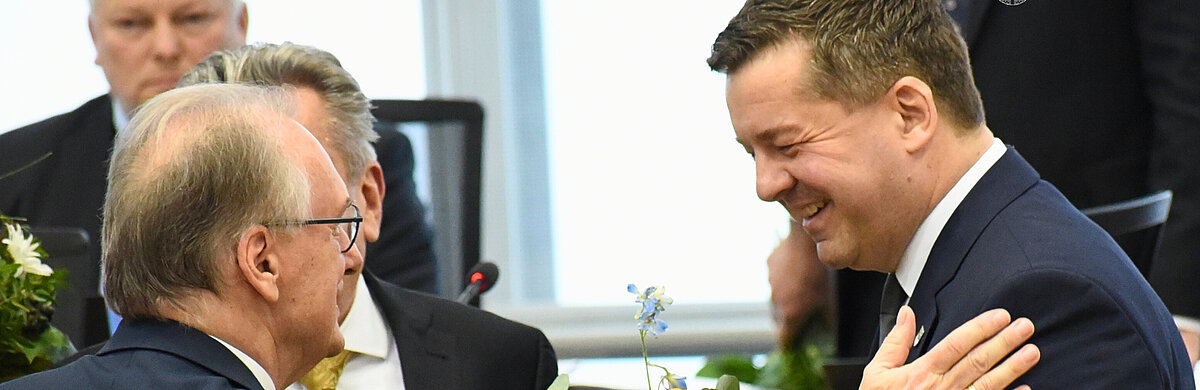 Glückwünsche vom alten „Landesvater“ Dr. Reiner Haseloff für den neuen Ministerpräsidenten Sven Schulze.