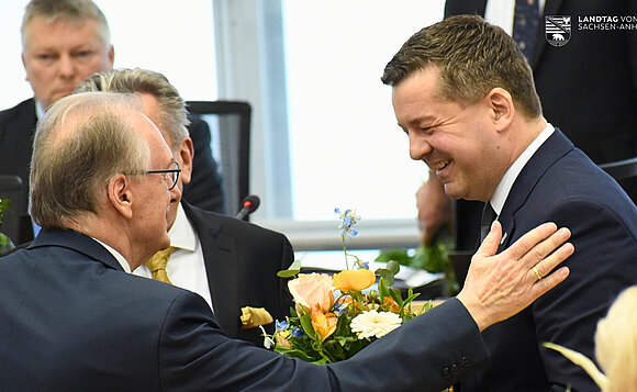 Glückwünsche vom alten „Landesvater“ Dr. Reiner Haseloff für den neuen Ministerpräsidenten Sven Schulze.