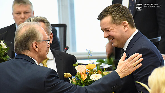 Glückwünsche vom alten „Landesvater“ Dr. Reiner Haseloff für den neuen Ministerpräsidenten Sven Schulze.