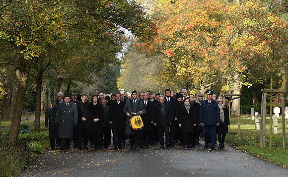 Prozession zur Kranzniederlegung auf dem Magdeburger Westfriedhof.