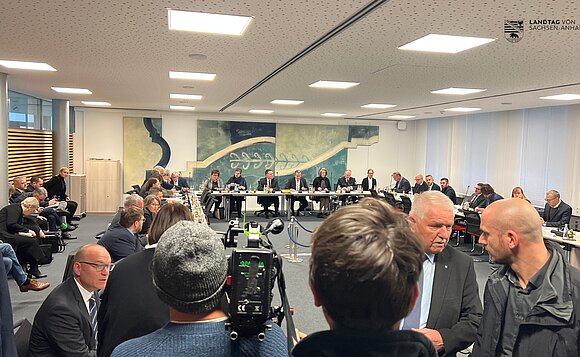 Zahlreiche Medienvertreter waren am 23. Dezember 2024 zur Sondersitzung des Ältestenrats in den Landtag gekommen.