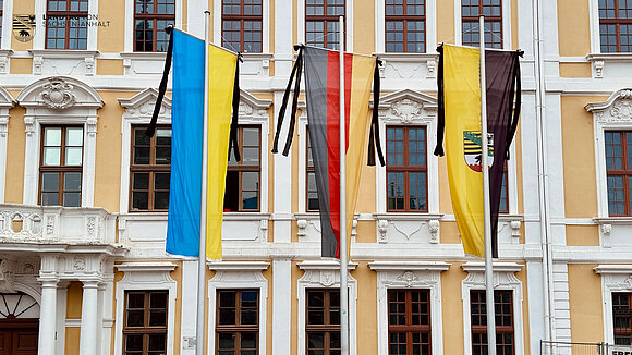 ltlsa/smü Der Landtag gedenkt mit Trauerflor und der Ukraine-Flagge der Opfer des schon vier Jahre wütenden russischen Angriffskriegs gegen die Ukraine.