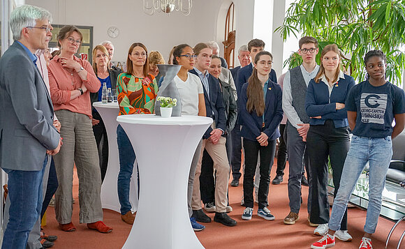 Gruppenbild, Empfang der Landessiegerinnen und Landessieger von „Jugend forscht“ 2023 im Landtag von Sachsen-Anhalt.