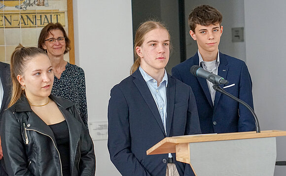 Tessa Marleen Seyfert, Janusz Kohnert und Frederik Tiede stellen ihr Projekt vor.