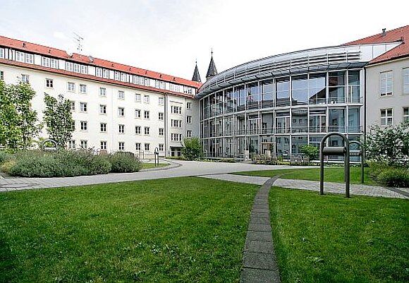 Blick in den Innenhof des Landtags von Sachsen-Anhalt mit dem verglasten Plenarsaal im zweiten Obergeschoss.