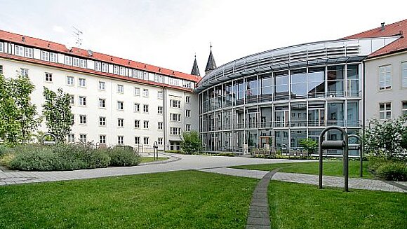 ltlsa Blick in den Innenhof des Landtags von Sachsen-Anhalt mit dem verglasten Plenarsaal im zweiten Obergeschoss.