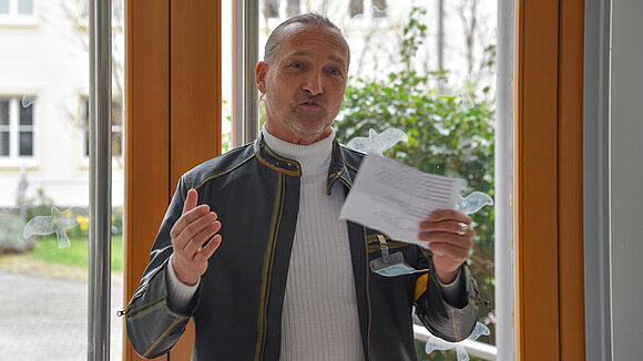 ltlsa/smü René Matzko führte kurz und knapp in seine Ausstellung ein.