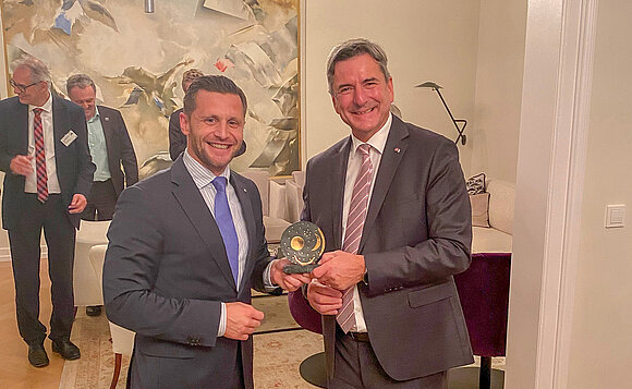 MdL Schulenburg überreicht Generalsekretär Kiefer eine kleine Himmelsscheibe von Nebra als Geschenk.