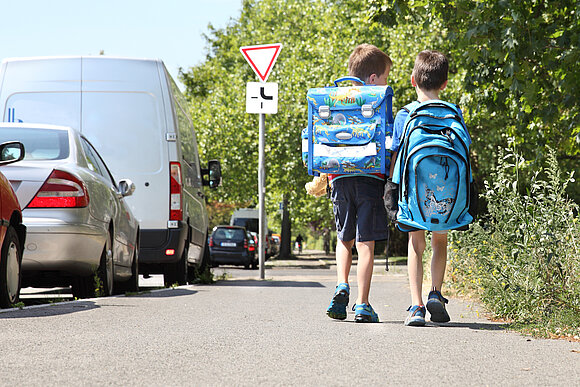 Kinder auf dem Schulweg. Wie kann dieser und der Aufenthalt in der Schule sicherer gestaltet werden?