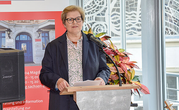 Birgit Neumann-Becker, Landesbeauftragte zur Aufarbeitung der SED-Diktatur in Sachsen-Anhalt, spricht während der Ausstellungseröffnung.