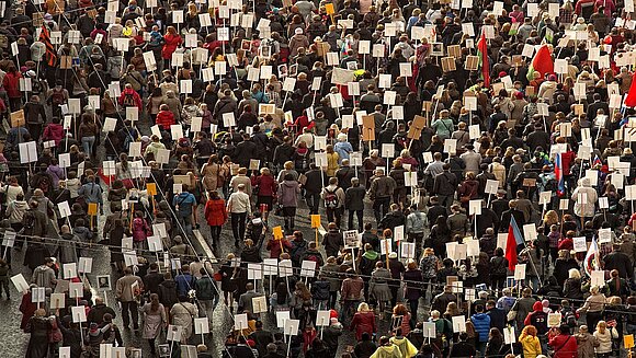 Blick von oben auf Demonstranten.