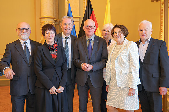 Das Präsidium der Parlamentarischen Vereinigung Sachsen-Anhalt mit dem früheren Bundestagspräsidenten Dr. Norbert Lammert. (3.v.r.)