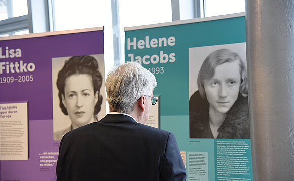 Ein Besucher betrachtet ein Rollup