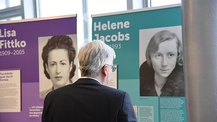 Ein Besucher betrachtet ein Rollup