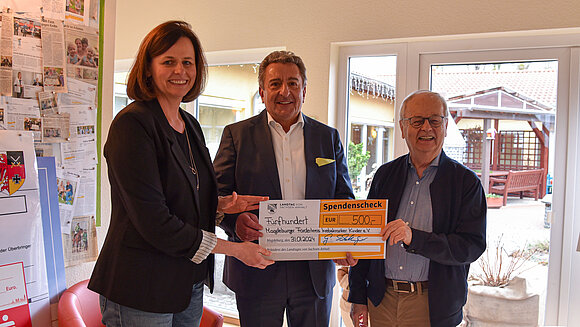 Landtagspräsident Dr. Gunnar Schellenberger (M.) überreichte einen Spendenscheck in Höhe von 500 Euro an Sandra Matz und Prof. Dr. Uwe Mittler vom Förderkreis des Elternhauses.