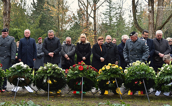 Kranzniederlegung und Gedenken auf dem Magdeburger Westfriedhof.