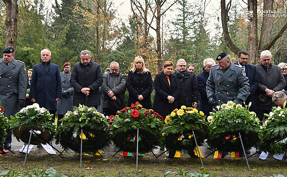 Kranzniederlegung und Gedenken auf dem Magdeburger Westfriedhof.