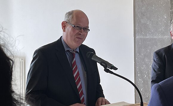 Prof. Dr. Johannes Tuchel, Leiter Gedenkstätte Deutscher Widerstand, spricht während der Reichsbanner-Ausstellungseröffnung.