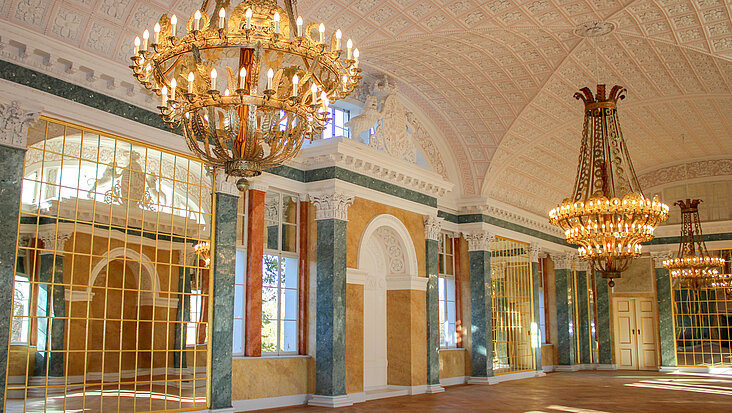 Blick in den Spiegelsaal des Köthener Schlosses heute.