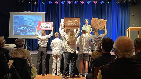 Schülerinnen und Schüler präsentierten Ausschnitte aus ihrem Jugendprojekt rund um den 17. Juni 1953.