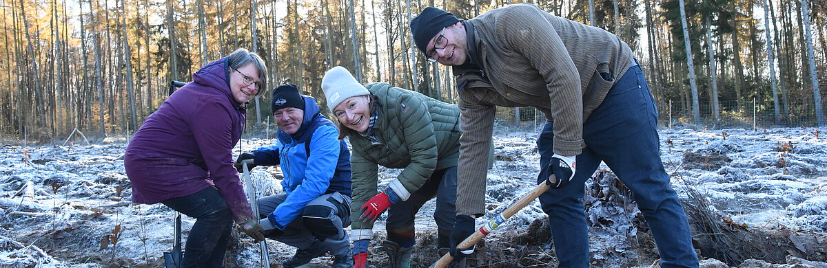 Gruppenbild von Landtagsabgeordneten bei der Baumpflanzaktion im Hohen Holz bei Oschersleben.