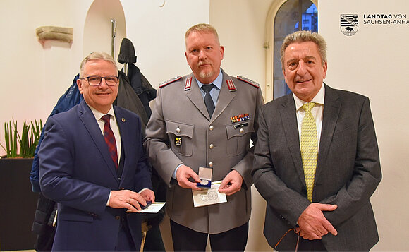 Staatssekretär Klaus Zimmermann (l.) nahm die Anerkennungsmedaille stellvertretend für einen im Einsatz befindlichen Polizisten, Oberst Thorsten Alme für die Soldatinnen und Soldaten aus Sachsen-Anhalt entgegen.