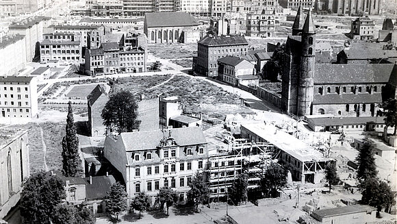 Zerstörte Gebäude rund um den Domplatz nach dem Zweiten Weltkrieg.