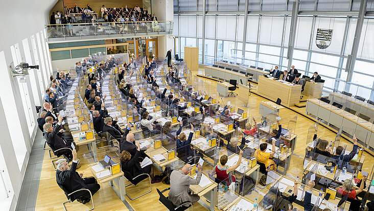 Blick von Pressetribüne ins Plenum