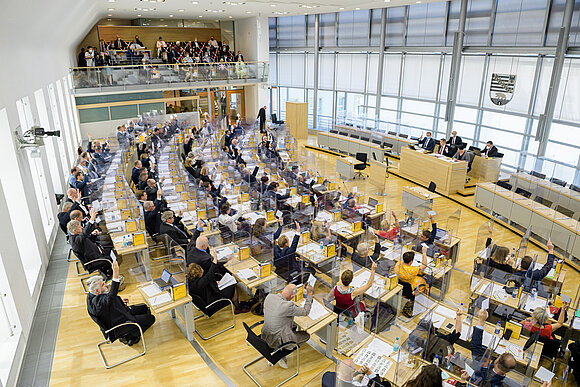 Blick von Pressetribüne ins Plenum